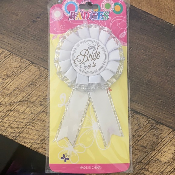 Bride To Be Ribbon Pin - Picture 1 of 3